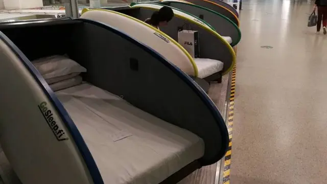 Bandara Xian, Tiongkok menyediakan tempat istirahat berupa kursi tidur dengan bentuk menyerupai kapsul. (Istimewa)