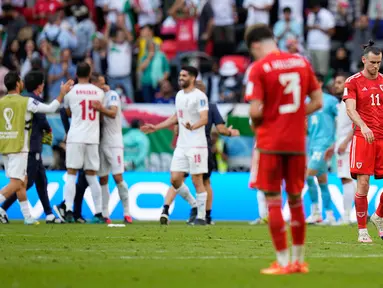 Pemain Wales Gareth Bale (kedua kanan) bersama rekan setimnya pada akhir pertandingan sepak bola Grup B Piala Dunia 2022 antara Wales dan Iran di Stadion Ahmad Bin Ali, Al Rayyan, Qatar, Jumat (25/11/2022). Iran mengalahkan Wales dengan skor 2-0. (AP Photo/Pavel Golovkin)