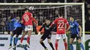 Striker Benfica, Goncalo Ramos (kedua kiri) melepaskan sundulan di depan gawang Club Brugge dalam laga leg pertama babak 16 besar Liga Champions 2022/2023 di Jan Breydel Stadium, Bruges, Belgia, Kamis (16/2/2023) dini hari WIB. (AFP/John Thys)