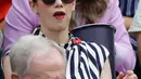 Aktris Ruth Wilson menyaksikan pertandingan hari ke delapan dari Kejuaraan Tenis Wimbledon di Royal Box on Centre Court di The All England Tennis Club di Wimbledon, London (6/7/2019). (AP Photo/Kirsty Wigglesworth)