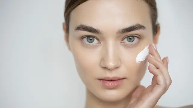 Ilustrasi Perempuan menggunakan Moisturizer (sumber: freepik)