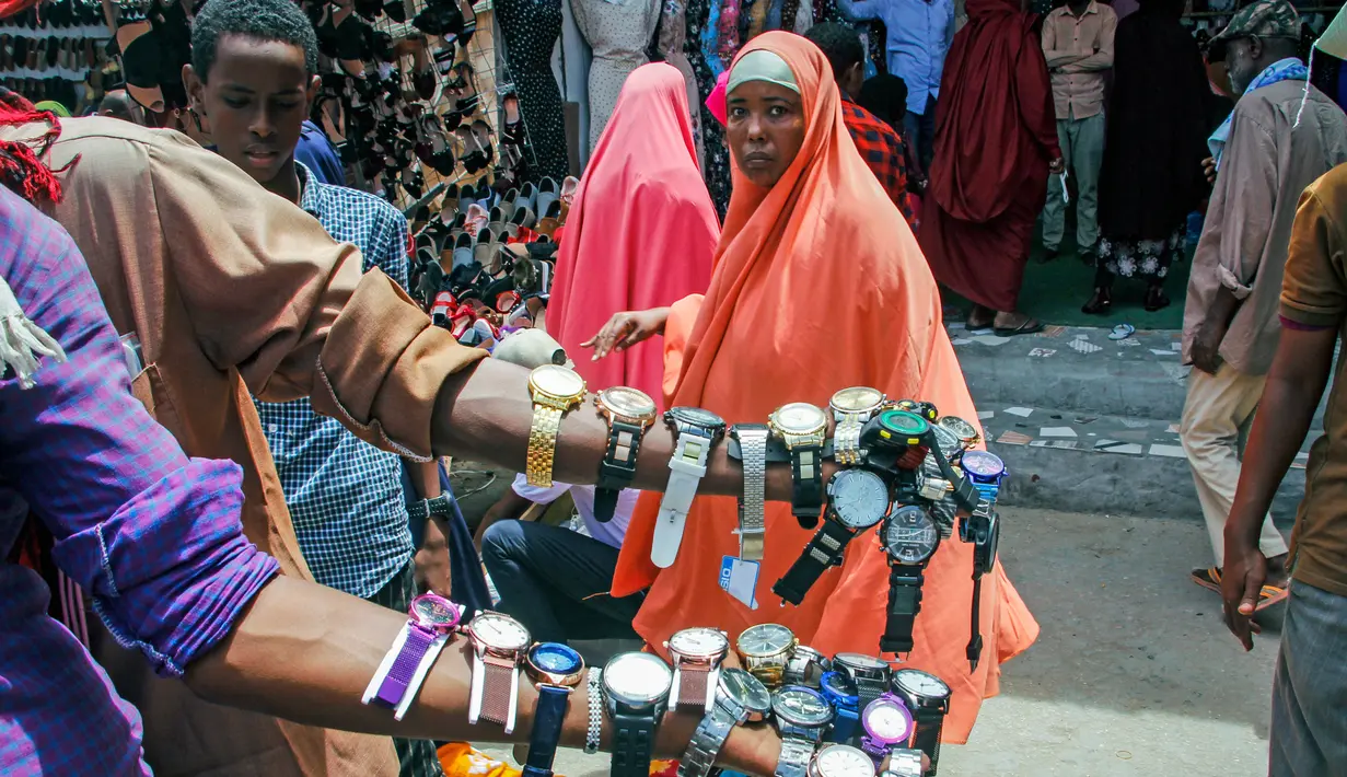 Pedagang jalanan memajang jam tangan untuk dijual ketika keluarga berbelanja untuk liburan Muslim Idul Fitri, yang menandai akhir bulan puasa Ramadhan, di Mogadishu, Somalia, (19/5/2020). (AP Photo/Farah Abdi Warsameh)