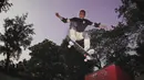 Olahraga skateboard juga ia lakoni. Dari laman Instagramnya bahkan Randy juga membagikan momen ketika ia meluncur dengan papan skate-nya. (Liputan6.com/IG/@randpunk)