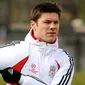 Liverpool&#039;s Spanish midfielder Xabi Alonso trains at Melwood in Liverpool, in north-west England, on April 7, 2008, prior to their UEFA Champions League football match against Arsenal on April 8 at Anfield. AFP PHOTO/ANDREW YATES