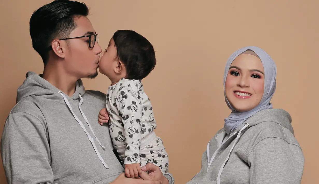 Pada salah satu postingan foto di akun Instagram Nycta Gina, ia terlihat tampil kompak dengan mengenakan jaket warna abu-abu. (Foto: instagram.com/mozawahyu)