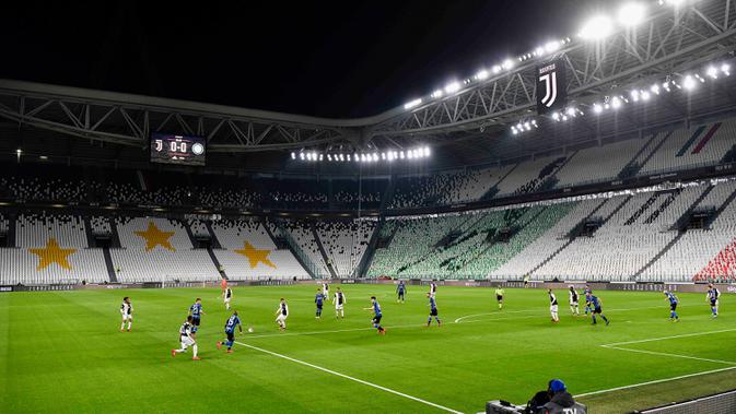 Suasana pertandingan Serie A antara Inter Milan dan Juventus di Allianz Stadium, Turin, Italia, Minggu (8/3/2020). Pertandingan yang dimenangkan Juventus 2-0 itu digelar tanpa penonton akibat kekhawatiran akan penyebaran virus corona (COVID-19). (Marco Alpozzi/LaPresse via AP)