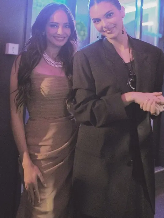 Enzy Storia juga berkesempatan berfoto bersama Kendall Jenner. Kendall tampil dengan setelan blazer warna hijau army. [@enzystoria]