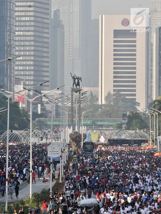 Suasana aktivitas warga di area Car Free Day kawasan MH Thamrin, Jakarta Pusat, Minggu (19/8). Kawasan di sepanjang Thamrin kini lebih luas dan nyaman untuk warga melakukan kegiatan CFD setelah mengalami penataan trotoar. (Merdeka.com/ Iqbal S. Nugroho)