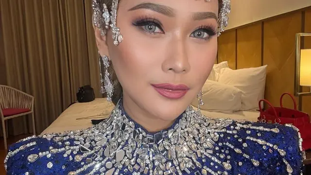 5 Gaya Makeup dan Fashion Cetar Inul Daratista di Atas Panggung, Bikin Salfok