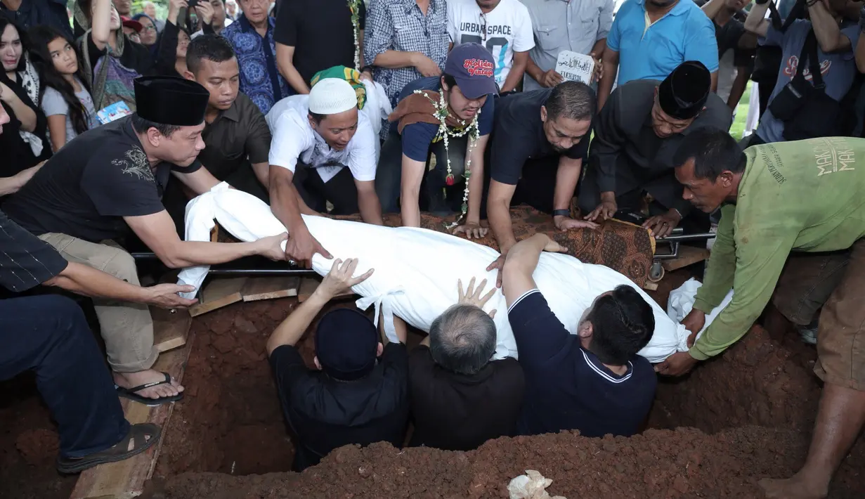 Teriak Ashanty yang baru saja melahirkan anak keduanya itu kembali pecah, ketika jenazah sang ibu  hendak di masukkan ke pusara. Sang suami terlihat mencoba untuk menenangkannya. (Galih W. Satria/Bintang.com)