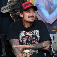 Melihat kasusnya saat ini, sepertinya Tora Sudiro akan kesulitan untuk proses promosi film terbarunya. Saat  ini, Tora dan istrinya, Mieke Amalia berada di Polres Jakarta Selatan untuk menunggu hasil penyelidikan. (Deki Prayoga/Bintang.com)