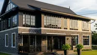 7 Desain Rumah Kampung Kombinasi Batu Andesit dan Kusen Hitam Bernuansa Modern Elegan dengan Halaman Hijau