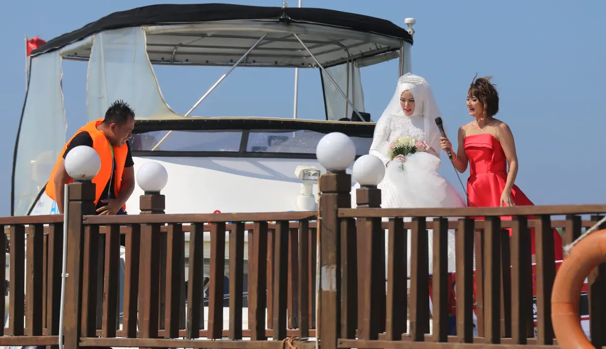 Di atas spead boad, Vicky kembali mengutarakan rasa cintanya pada perempuan yang sebelumnya telah dinikahi secara siri pada November 2017 itu. (Nurwahyunan/Bintang.com)