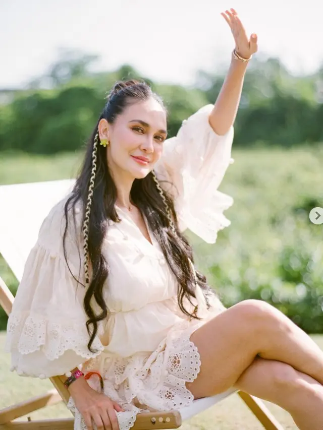 Model Rambut Kepang ala Luna Maya