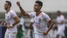 Penyerang Bali United, Miftahul Hamdi, menjadi pemain pertama di Torabika Soccer Championship 2016 yang berhasil mencetak quat-trick atau membobol gawang lawan sebanyak empat kali pada Minggu (20/11/2016). (Bola.com/Vitalis Yogi Trisna) 
