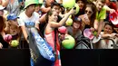Ana Ivanovic berselfie dengan penonton setelah memenangkan pertandingan putaran pertama melawan Australia Tammi Patterson di Australia Open 2016 di Melbourne Park, Australia, (19/1/2016). (REUTERS/Issei Kato)