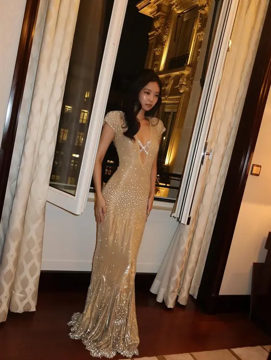Jennie BLACKPINK tampil memukau dalam gaun nude ilusi berhiaskan manik-manik saat menghadiri peragaan busana haute couture Jean Paul Gaultier untuk musim semi 2025 pada hari Rabu lalu. [@jennierubyjane].