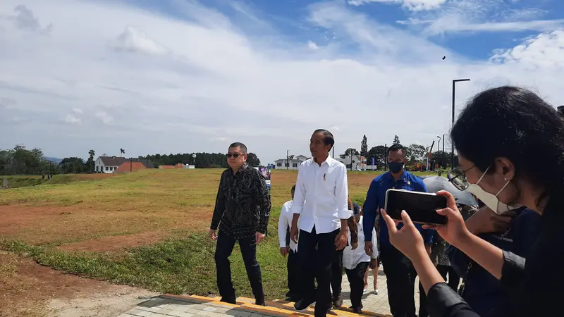 Presiden Joko Widodo atau Jokowi usai meresmikan Kawasan Ekonomi Khusus (KEK) Lido di Kabupaten Bogor Jawa Barat, Jumat (31/3/2023).