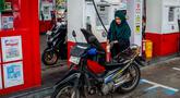 Seorang pengendara sepeda motor mengisi bahan bakar motornya di sebuah Stasiun Pengisian Bahan Bakar Umum (SPBU) yang dioperasikan oleh Pertamina, perusahaan minyak dan gas milik negara Indonesia, di Yogyakarta, pada Sabtu 28 Maret 2026. Konflik antara Iran dengan Amerika Serikat–Israel serta pembatasan di jalur strategis Selat Hormuz berdampak pada lonjakan harga minyak global. (DEVI RAHMAN/AFP)