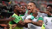 Kapten Timnas Nigeria, William Troost-Ekong yang kini tengah menjalani musim pertama bersama klub Yunani, PAOK Salonika telah mencetak 1 gol dalam 3 laga di fase Grup A Piala Afrika 2023. Satu gol tersebut dicetaknya saat Nigeria menang 1-0 atas Pantai Gading pada laga kedua (18/1/2024). (AFP/Franck Fife)