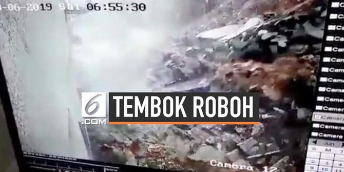 VIDEO: Ngeri, Momen Tembok Roboh Timpa Mobil Terekam CCTV