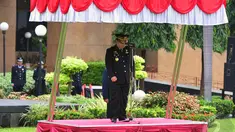 Menkeu Bambang Brodjonegoro menjadi inspektur upacara peringatan Hari Antikorupsi Sedunia di Jakarta, Selasa (9/12/2014). (Liputan6.com/Johan Tallo)