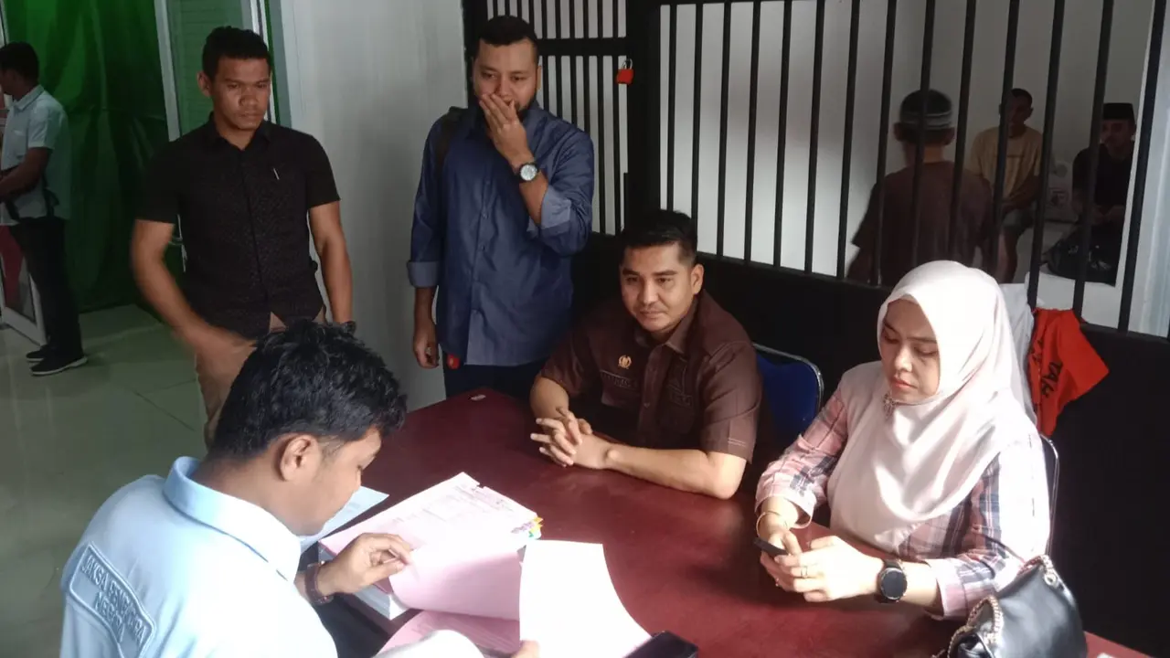 Penyerahan tersangka dan barang bukti kasus penyanderaan petugas penertiban kawasan hutan.