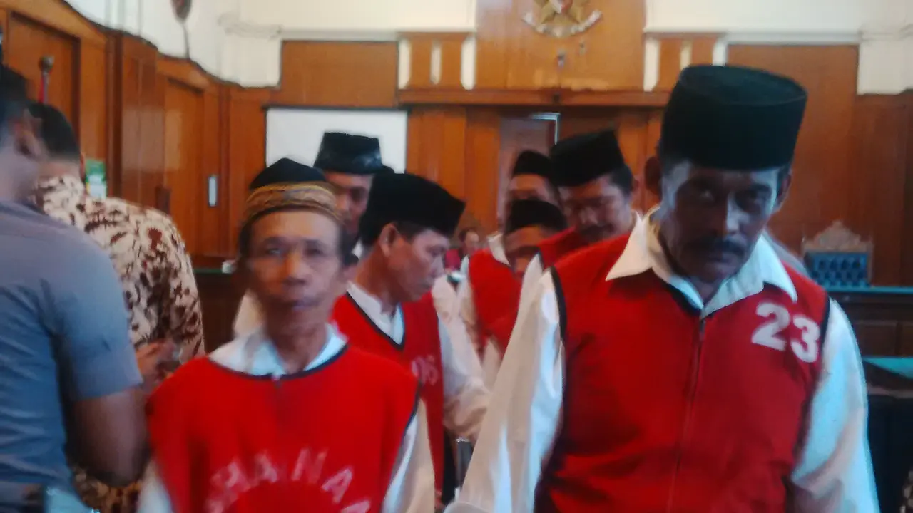 8 Terdakwa Mengaku Spontan Membunuh Salim Kancil 