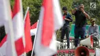 Massa Aliansi Masyarakat Indonesia Timur berorasi saat berunjuk rasa di depan Istana Merdeka, Jakarta, Senin (2/9/2019). Massa menyatakan bahwa Papua tetap NKRI dan meminta pemerintah mengusut tuntas kasus rasis yang berujung konflik. (Liputan6.com/Faizal Fanani)