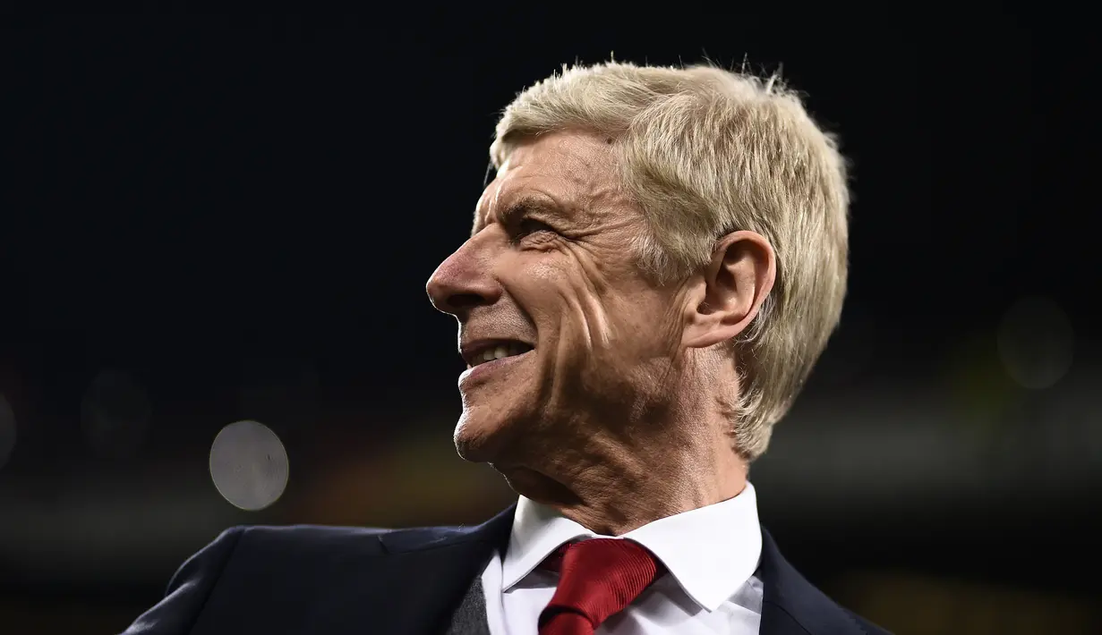 Raut wajah pelatih Arsenal, Arsene Wenger saat pertandingan antara AC Milan melawan Arsenal pada leg pertama 16 besar Liga Europa, di San Siro, Milan, Italia, Kamis (8/3). AC Milan takluk 0-2 dari Arsenal. (MARCO BERTORELLO/AFP)