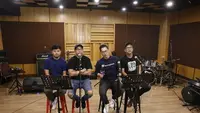 Kerispatih Latihan Bareng Sammy Simorangkir untuk Konser Gen-P Generasi Pesta, Rabu (19/7/2023). Pada konser ini Kerispatih berkolaborasi dengan Sammy Simorangkir. Karena itu, nantinya mereka akan membagi tiga sesi. Pertama, Kerispatih tampil bersama vokalis Fandy. (KapanLagi.com/Bayu Herdianto /ums)