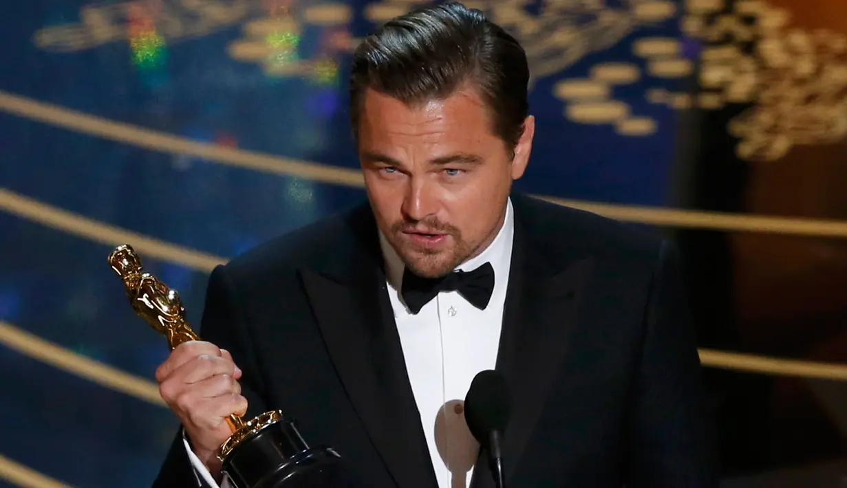 Aktor Leonardo DiCaprio menerima Oscar untuk Aktor Terbaik untuk film "The Revenant" di 88 Academy Awards di Hollywood, California (28/2/2016). Ini merupakan piala oscar pertama yang diraih Leo Lewat perannya di film The Revenant. (REUTERS/Mario Anzuoni)