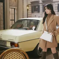 FENDI baru saja merilis video kampanye terbaru untuk #FendiPeekaboo yang menghadirkan aktris terkemuka asal Korea, sekaligus brand ambassador FENDI sendiri di Korea Song Hye Kyo. Foto: Document/FENDI.