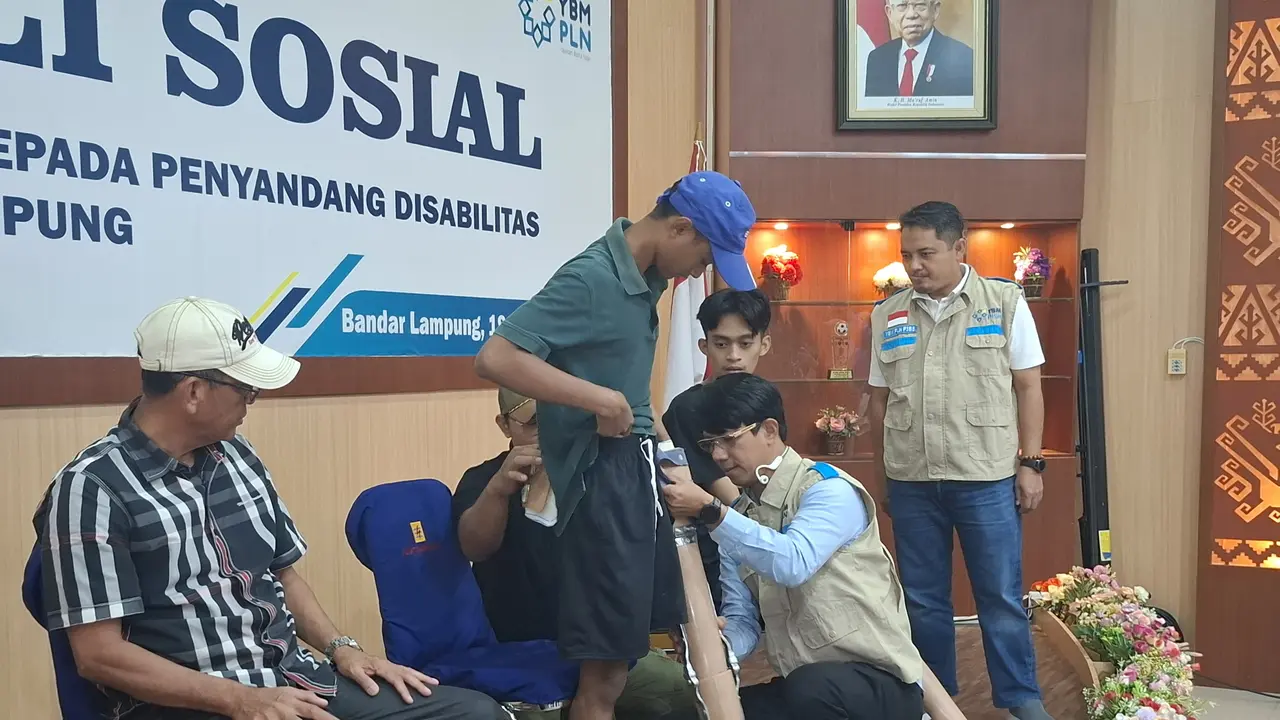 Pemberian bantuan berupa kaki palsu bagi 63 penyadang disabilitas di Lampung oleh PLN UPT Tanjung Karang. Foto : (Liputan6.com/Ardi).