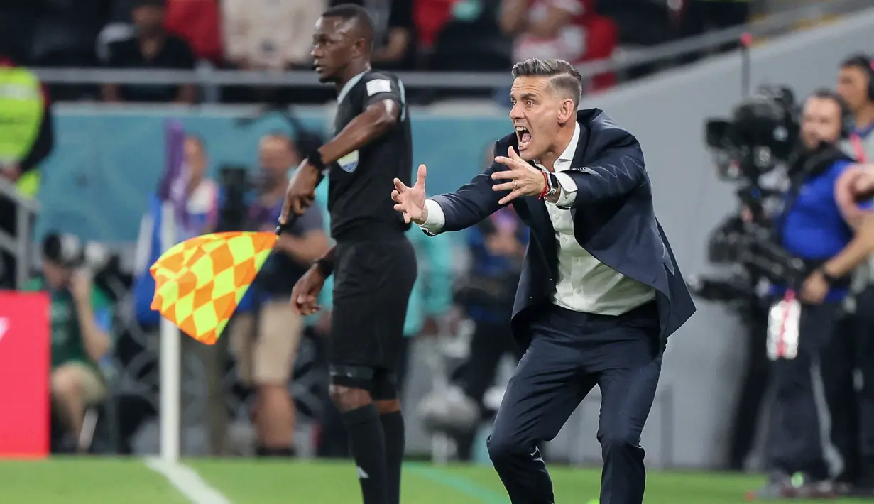 Herdman nantinya akan bersaing dengan asisten pelatih Liverpool, Giovanni van Bronckhorst, yang juga disebut Sky Sports tengah dipertimbangkan oleh PSSI. (AFP/Jack Guez)