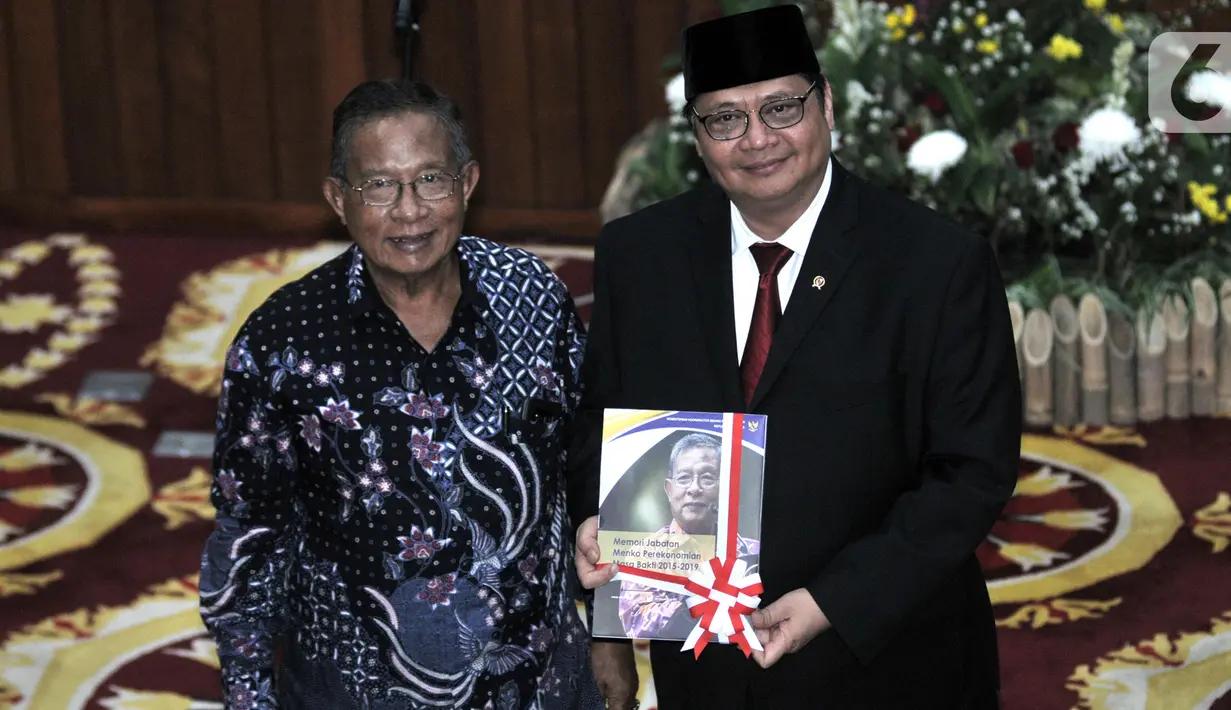Darmin Nasution (kiri) dan Airlangga Hartarto berfoto bersama saat acara serah terima jabatan (Sertijab) Menteri Koordinator Bidang Perekonomian di Kemenko Perekonomian, Jakarta, Rabu (23/10/2019). Airlangga resmi menggantikan Darmin Nasution sebagai Menko Perekonomian. (merdeka.com/Iqbal Nugroho)