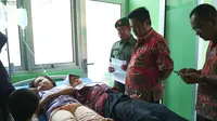 Empat dari 33 siswa SDN 1 Muara, Kabupaten Cirebon, Jawa Barat, yang diduga keracunan jajanan krepes, menjalani perawatan di puskesmas setempat. (Liputan6.com/Panji Prayitno)