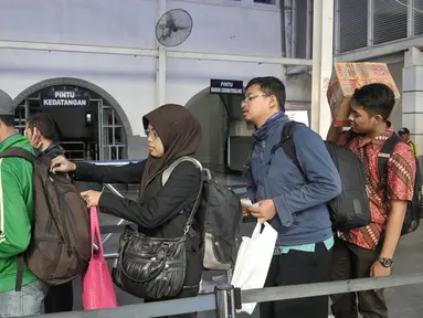 Petugas memeriksa tiket penumpang Kereta Api di Stasiun Senen, Jakarta, Jumat (9/9). Jelang libur panjang Hari Raya Idul Adha tiket Kereta reguler dan tambahan yang disiapkan PT Kereta Api Indonesia (KAI) telah habis terjual. (Liputan6.com/Yoppy Renato)