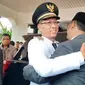 Tampak mantan Gubernur DKI Jakarta Anies Baswedan dan Heru Budi saling berpelukan, usai acara pelantikan dan serah terima jabatan. (Foto: Lizsa Egeham/Liputan6.com).