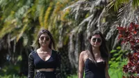 Kembar transgender Brasil, Sofia (kiri) dan Mayla berjalan di sebuah taman di Campinas, sekitar 100 km dari Sao Paulo, pada 27 Februari 2021. Kembar 19 tahun tersebut secara bersamaan telah melakukan operasi kelamin mereka pada 13 dan 14 Februari lalu. (Nelson ALMEIDA / AFP)
