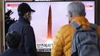 Layar TV menunjukkan peluncuran rudal Korea Utara selama program berita di Stasiun Kereta Api Seoul di Seoul, Korea Selatan, Kamis, 16 Maret 2023.  (AP Photo/Ahn Young-joon)