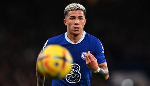 Aksi gelandang Chelsea, Enzo Fernandez saat menghadapi Fulham pad alaga Lga Inggris 2022/2023 di Stamford Bridge, London (3/2/2023). Enzo Fernandez dilepas ke Chelsea pada tengah musim 2022/2023 usai tampil apik bersama Timnas Argentina di Piala Dunia 2022 dengan nilai transfer 121 juta euro atau setara Rp2 triliun setelah baru membela Benfica hanya setengah musim sejak didatangkan dari River Plate pada awal musim 2022/2023. (AFP/Glyn Kirk)