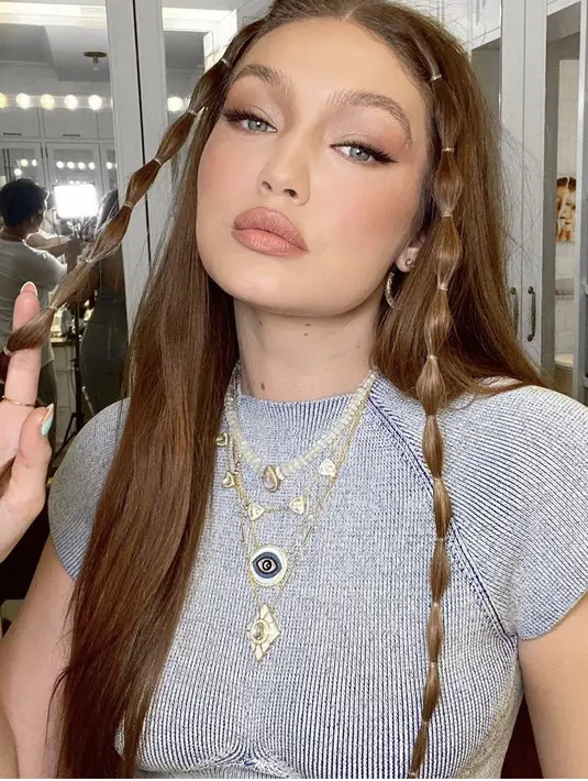 Beda dengan sang adik, Gigi Hadid menyisakan rambut bagian depan untuk distylish menyerupai kepang. Instagram @gigihadid
