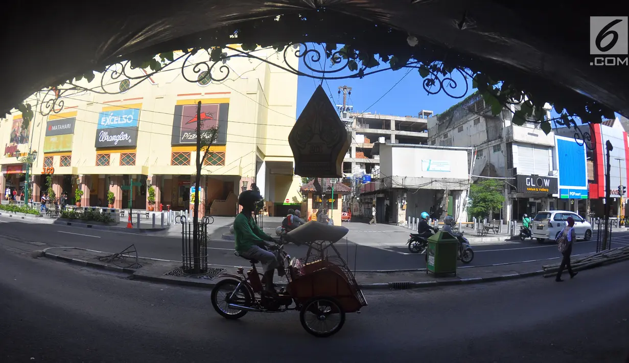 Pengendara becak motor melintas di kawasan wisata Malioboro, Yogyakarta, Selasa (31/10). Karena hari bebas pedagang kaki lima (PKL) trotoar dan jalur lambat di sepanjang jalan ini terlihat lapang dan bersih. (Liputan6.com/Gholib)