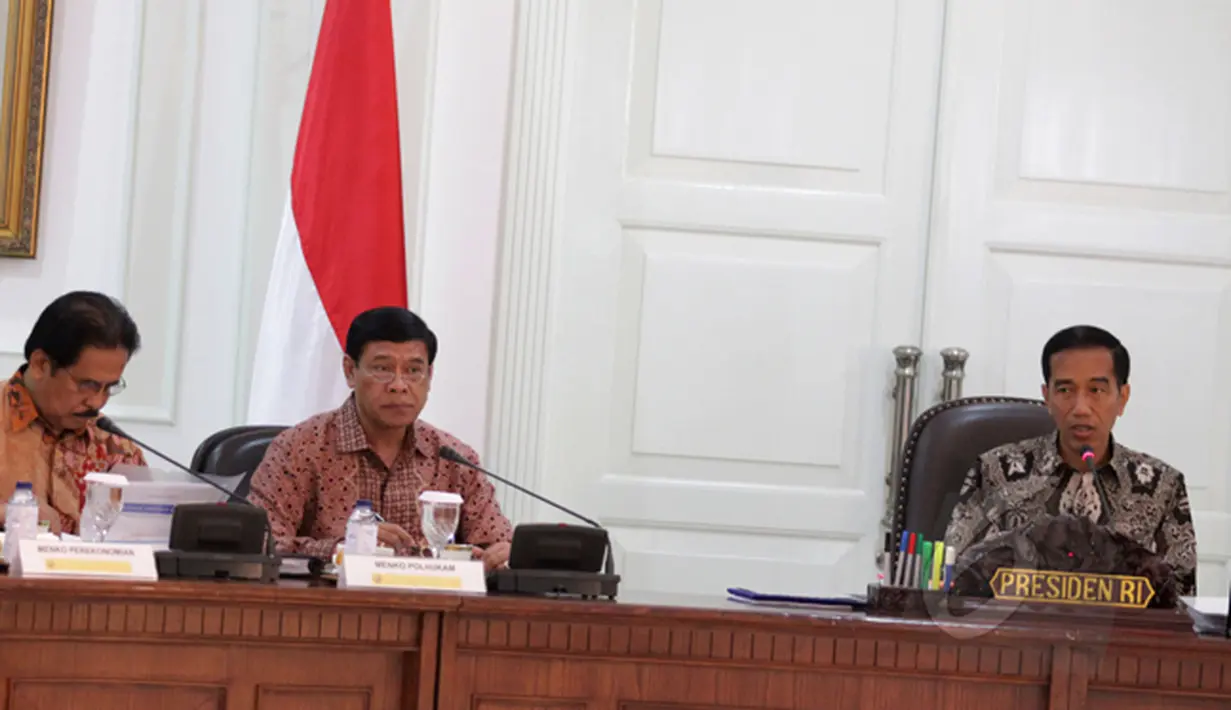 Presiden Joko Widodo (kanan) saat memimpin Sidang Kabinet Paripurna di Kantor Presiden, Jakarta, Rabu (4/3/2015). Sidang membahas sejumlah permasalahan nasional, diantaranya penyaluran beras untuk rakyat miskin. (Liputan6.com/Faizal Fanani)