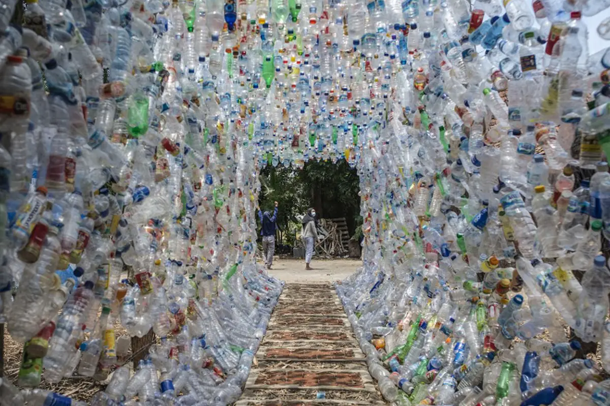 FOTO: Instalasi Sampah Plastik Buatan Aktivis Lingkungan di Gresik