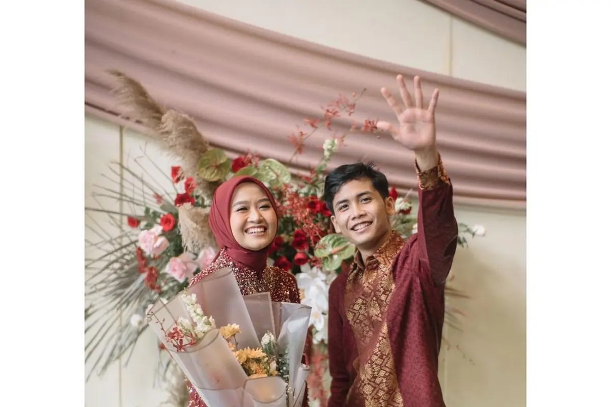 Dilamar Bintang Emon, Ini 9 Potret Menawan Alca Octaviani Berkebaya Merah Marun