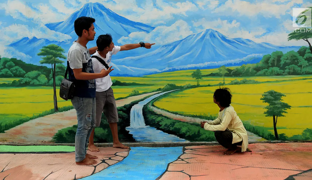 Sejumlah warga berpose dekat lukisan tiga dimensi atau 3D pemandangan pegunungan di Jalan Husada, Pamulang, Tangerang Selatan, Selasa (27/3). Lukisan 3D ini dibuat warga untuk mengekspresikan keindahan serta tempat berswafoto. (Merdeka.com/Arie Basuki)