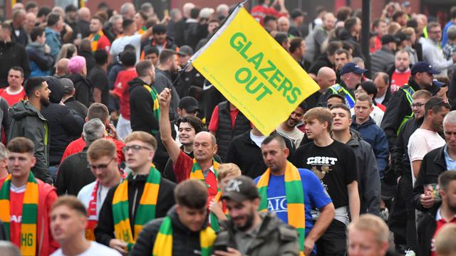 Foto: Demo Keluarga Glazer oleh Fans MU Sambut Kedatangan Casemiro di Old Trafford