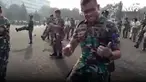 Prajurit ini sangat menghayati gerakan yang biasa dilakukan di senam pagi tersebut.